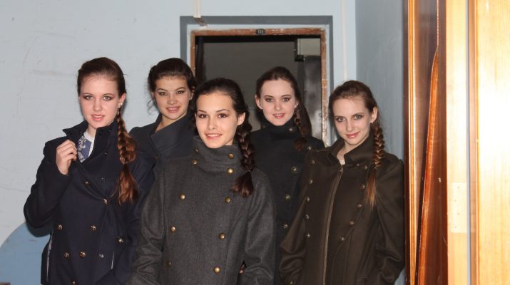 на ступенях2